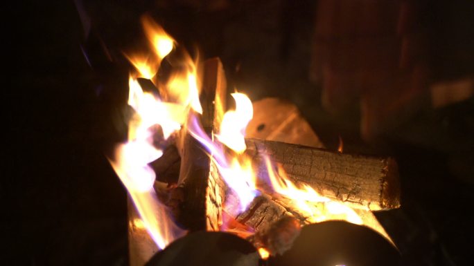 露營地的篝火夜晚烤火冻手寒冷