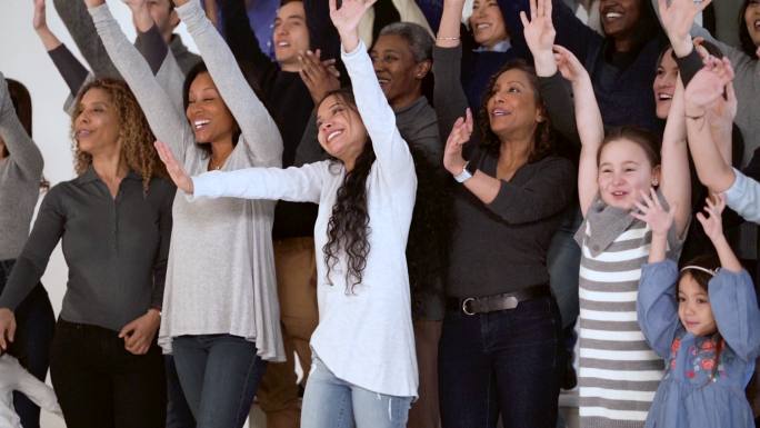 大型多民族团体在空中挥舞着武器