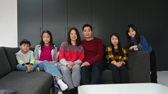 中国父母和儿童的室内家庭肖像