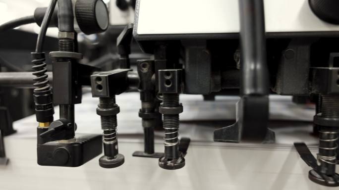 在印刷厂自动分拣印刷介质的机器的特写镜头