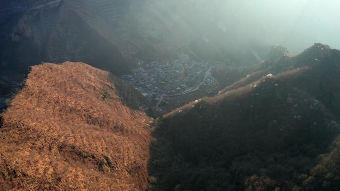 4K航拍飞跃清晨大山沟里的爨底下村古村落