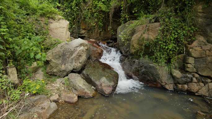 农村溪流