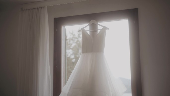 婚礼礼服的特写娃娃，婚礼礼服靠窗慢镜头