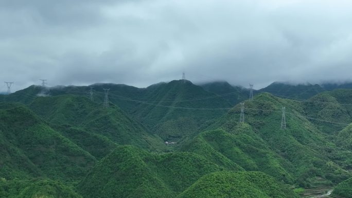 航拍山区高山电塔电线高压线电网云雾青山