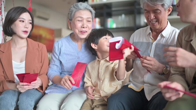 春节家庭团圆夫妇带着孩子去祖父母家给父母红包红包繁荣幸福