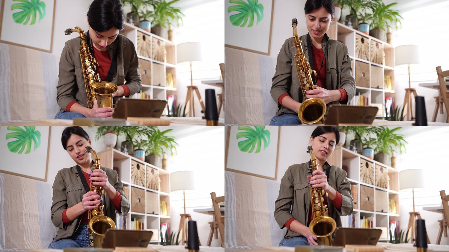 在互联网的帮助下，年轻女子学习如何演奏萨克斯管