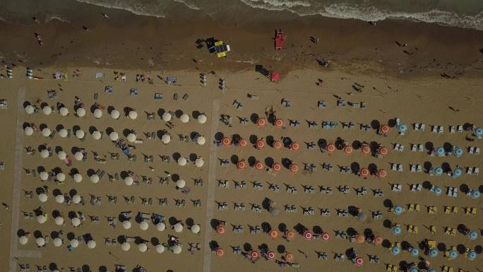 鸟瞰意大利沙滩和意大利海岸线度假小镇。带有4K高质量无人机库存视频的视频片段
