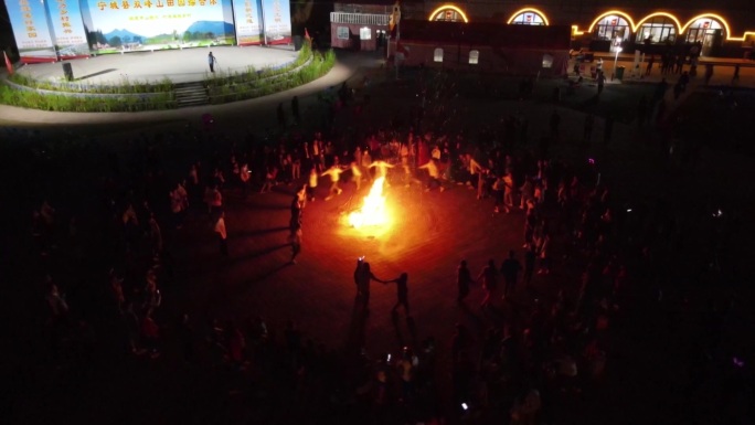 游客围绕篝火转圈跳舞乡村旅游