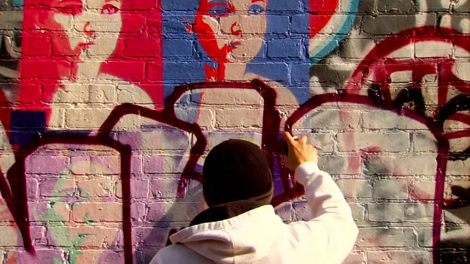 涂鸦艺术家画城市墙