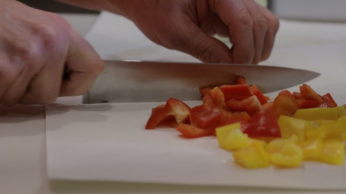 切丁和切片白菜甜椒蘑菇洋葱在家庭厨房准备食物炒切碎剥皮搅拌新鲜有机蔬菜和肉类视频系列