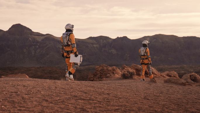 两名宇航员在火星上。探索外星行星
