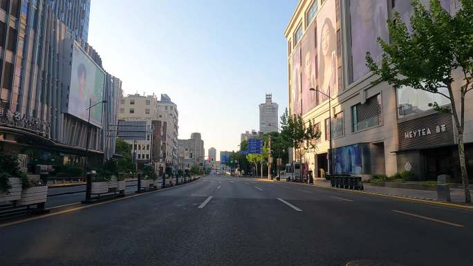 上海封城中的商业街道黄昏街头