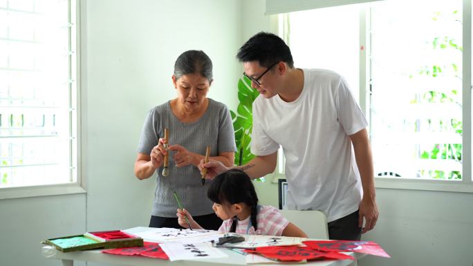 多代亚洲家庭在家练习中国书法