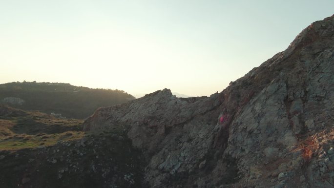 日落、黄昏时，在雅典北部废弃的Psychiko采石场的超高密度60p空中FPV快速飞行——Psych
