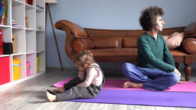 父亲做瑜伽练习而女儿打断的视频
