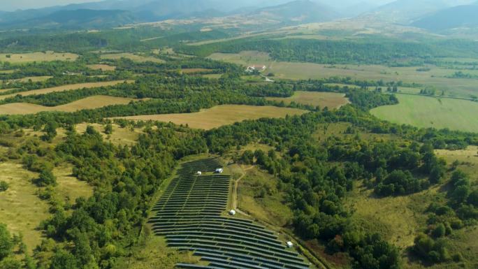 保加利亚山上有太阳能电池板，附近有绿树。绿色/清洁能源、太阳能、可持续能源发电厂和可持续资源的概念，