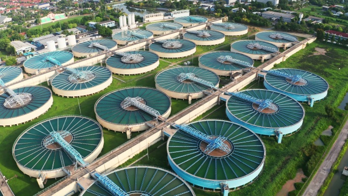 鸟瞰水处理厂，用于净化水或环境保护。