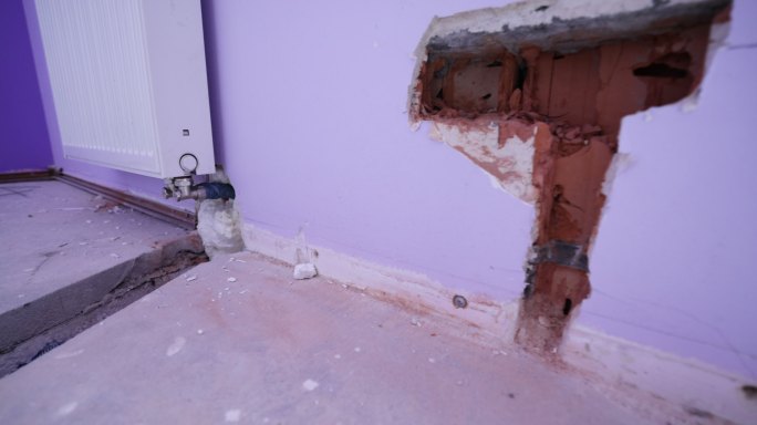 家庭装修-墙壁上有凹槽，熨平板上有管道