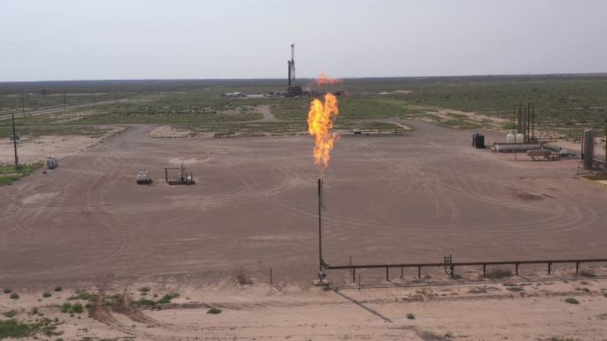 新墨西哥州一台水力压裂钻机的空中无人机剪辑，气体燃烧