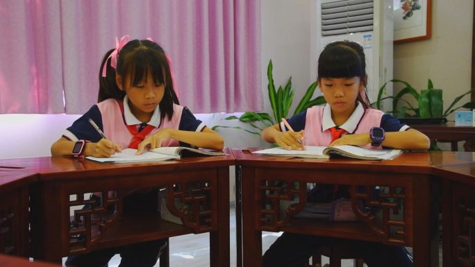 小学生教室上课 学习中国传统文化写字练习