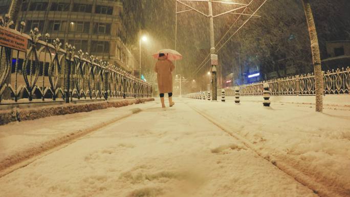 4k视频伊斯坦布尔卡拉科伊特拉姆维降雪