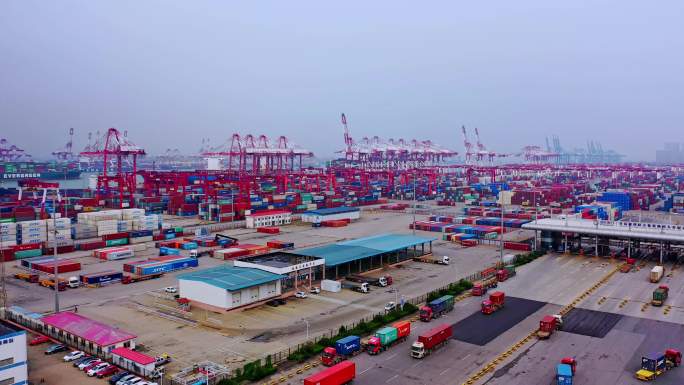 中国连云港集装箱码头的繁忙景象