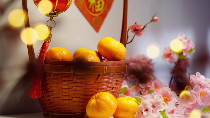 中国新年装饰。橘子、藤篮、红包和梅花