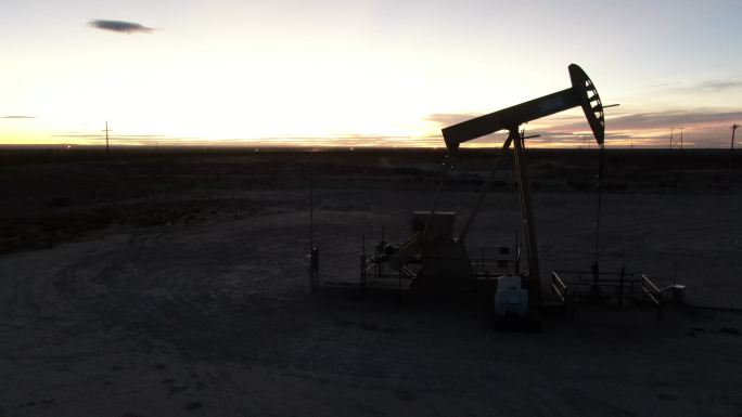 日落时分，在新墨西哥州卡尔斯巴德附近的加油站加油