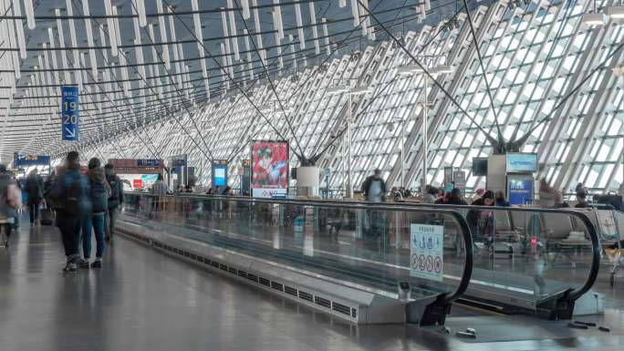 中国上海浦东国际机场航站楼高峰时段人群乘客和游客在自动扶梯走道上行走的4K时间间隔，旅游和交通概念