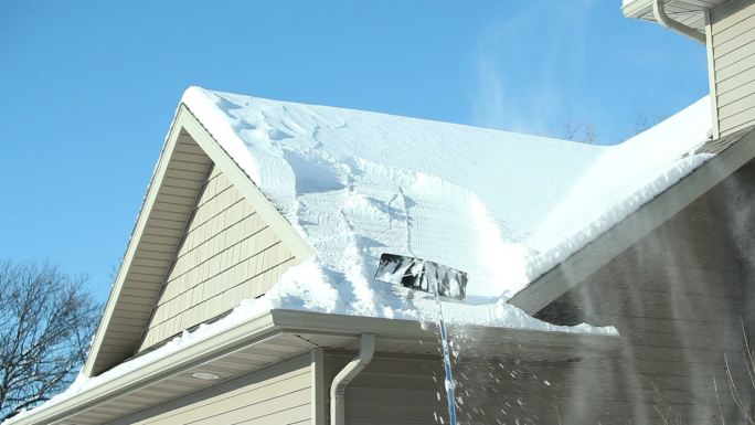 屋顶耙清除冬季积雪