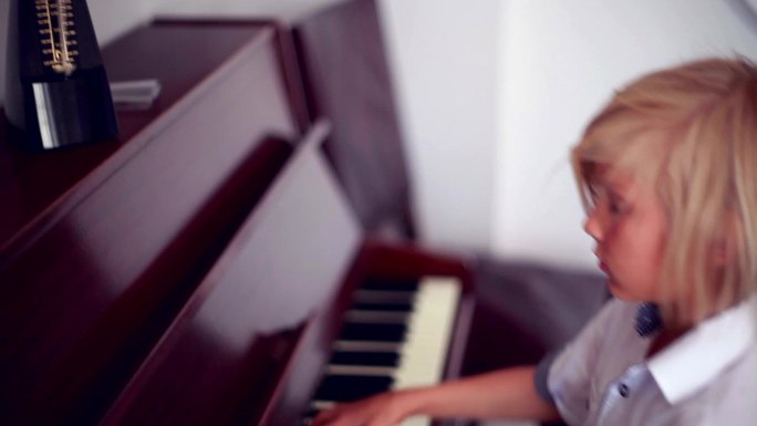 弹钢琴的金发男孩学钢琴音乐艺术