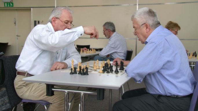高清多莉：老年人在社区中心下棋
