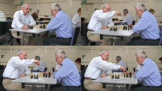 高清多莉：老年人在社区中心下棋