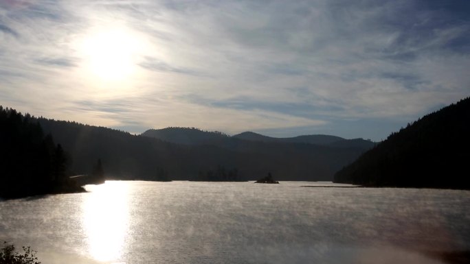 日出时山湖上的晨雾