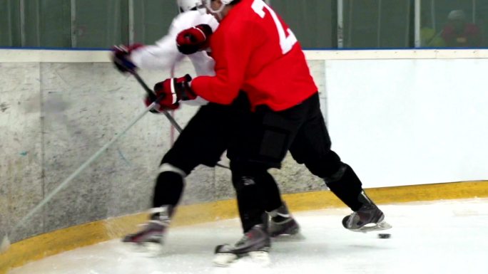 高清：两名冰球运动员在围栏边决斗的镜头