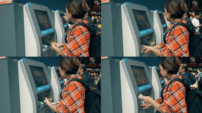中国北京火车站，一名女子在使用自助售票机。
