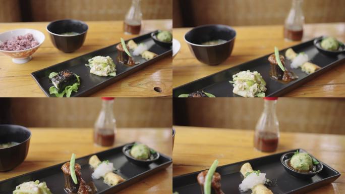 木桌上的什锦豆腐菜单特写，配米饭和汤。