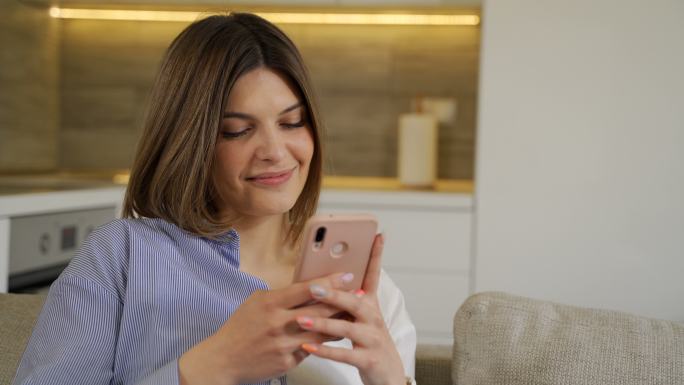 在线约会年轻女子使用手机应用认识爱人