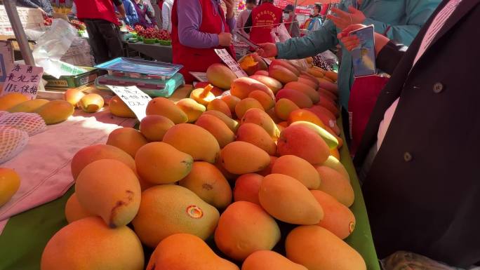 菜市场卖水果摊位芒果火龙果樱桃苹果