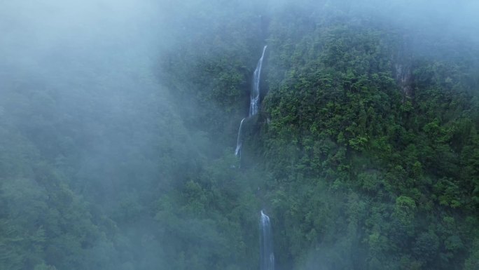 高黎贡山山涧瀑布