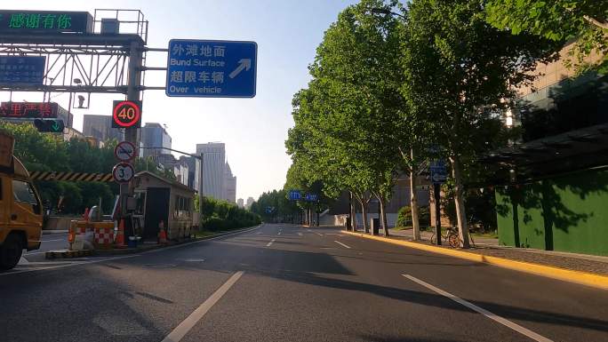 上海封城中的阳光公路路况环境