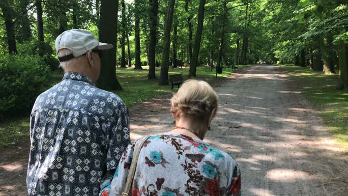 公园里的老年夫妇氧吧晚年退休养生