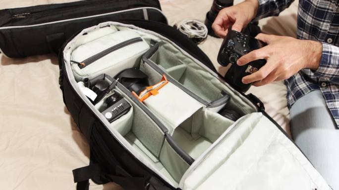 将摄影设备存放在背包中，用于摄影旅行。特写镜头。4k视频。
