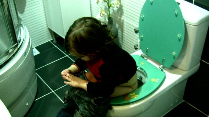 浴室里的小男孩拉屎大小便孩子坐便器