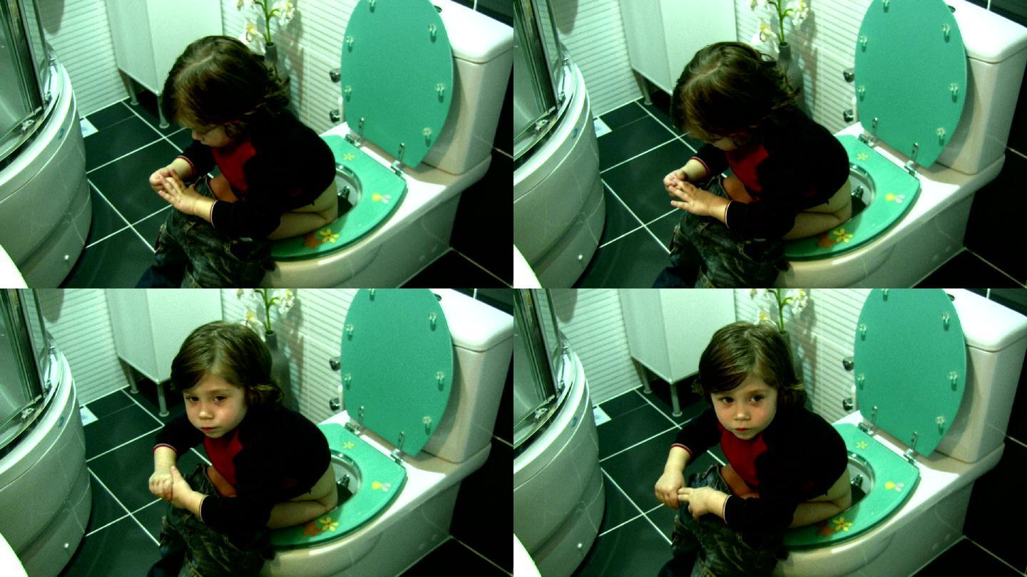 浴室里的小男孩拉屎大小便孩子坐便器
