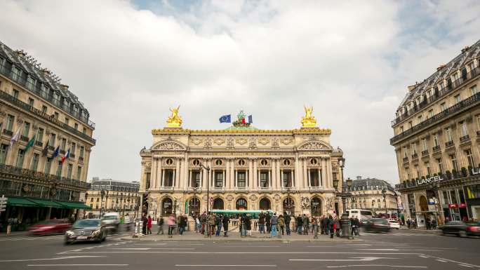 时光流逝：巴黎歌剧院拥挤的行人