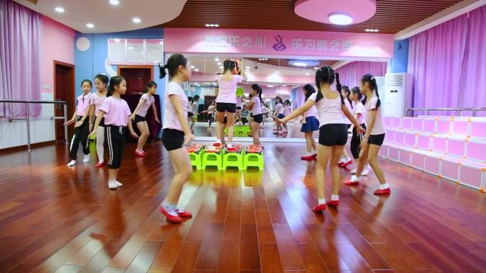 小学女学生在学校舞蹈室练习跳舞