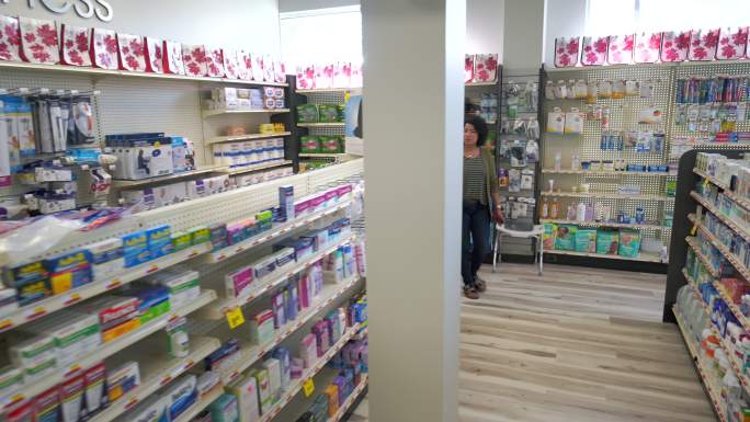 亚裔女子在药店购物