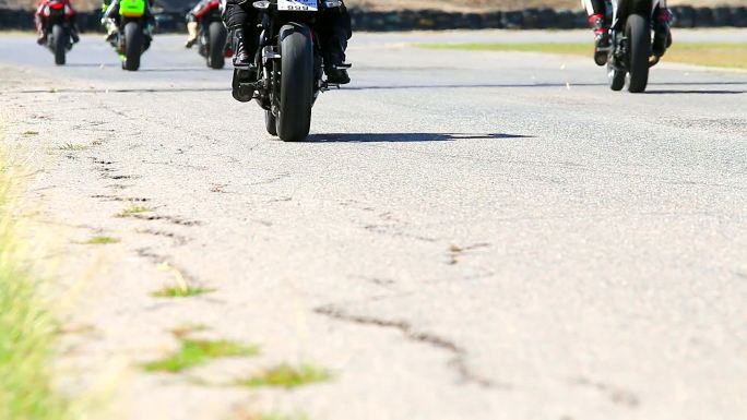 HD：一群摩托车在跑道上比赛。