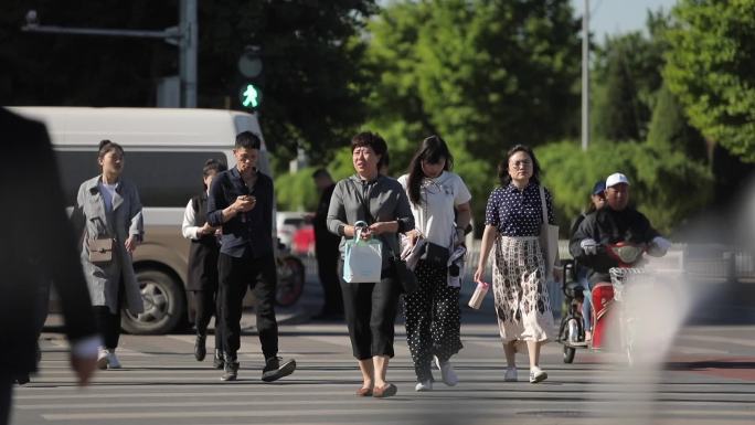 红绿灯匆匆行走人群